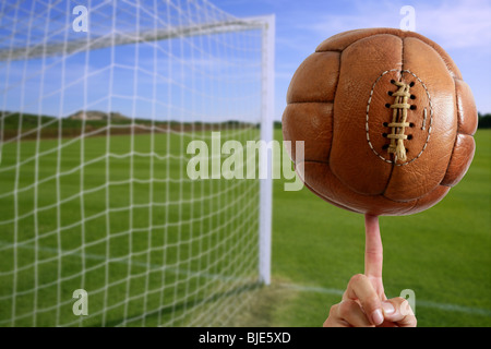 Fußball-Jahrgang ball in der hand net Fußball Ziel grün Hintergrund Stockfoto