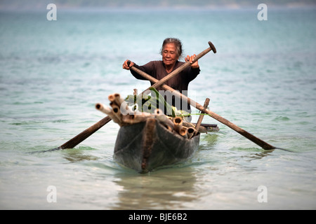 Eine alte Dame in Moken transportieren ihre waren, eines der Seezigeuner, die nomadische Jäger und Sammler der Myanmar-Küste. Stockfoto