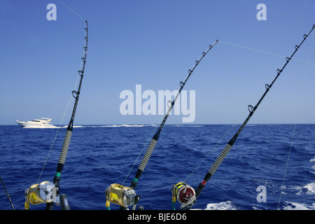 Blauer Himmel und Meer in einem großen Spiel Thunfisch Angeltag Ruten und Rollen auf Boot. Stockfoto