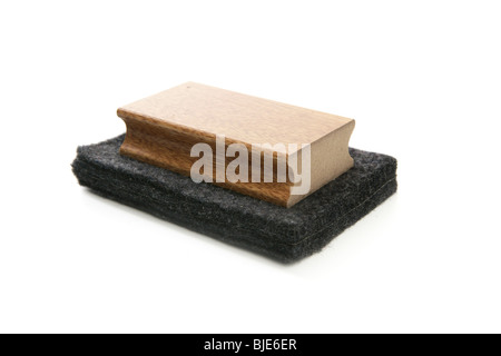 Sauberer Schwamm Tafel für Tafel Kreide isoliert auf weiss Stockfoto
