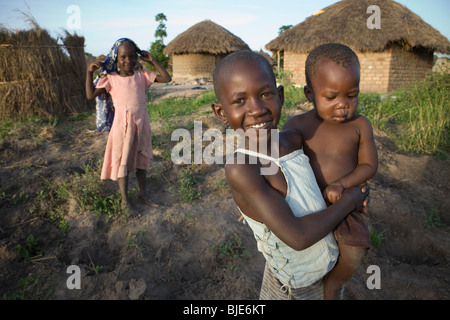 Ein junges Mädchen und ihr Bruder Ouside baby-ihr Haus in Amuria, Uganda, Ostafrika. Stockfoto
