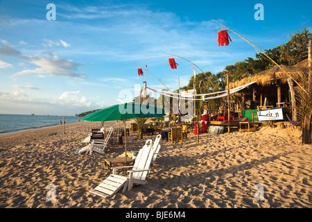 Bild des Beach Resort Horizon Bar mit Santa Claus am Klong Nin Beach, Koh Lanta, einer Insel außerhalb von Phuket, Thailand zu reisen. Stockfoto