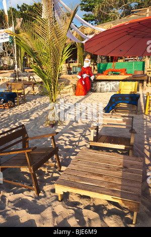 Santa Claus Vogelscheuche in einer Bar um die Weihnachtszeit auf Koh Lanta, einer Insel außerhalb von Phuket, Thailand. Stockfoto