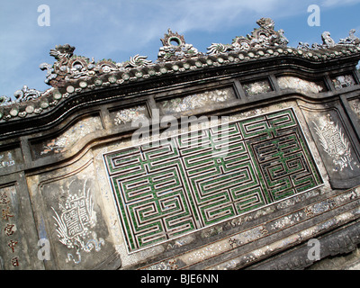 Schnitzereien und Inschriften auf eine dekorative Wand im Kaiserpalast in Hue, Vietnam Stockfoto