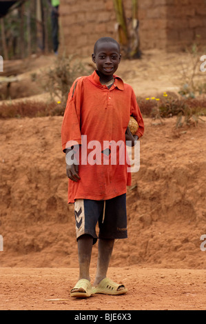 Junge mit einem Fußball auf der Straße in Ruanda. Stockfoto