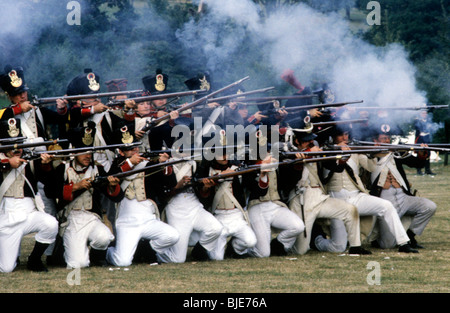 Französisch napoleonischen Infanterie, 1815 Muskete Musketen Gewehr Gewehre Salve feuern Rauch Schießpulver Fußsoldaten Regiment Regimenter Stockfoto