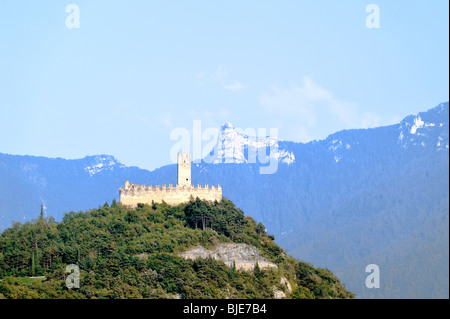 Das Castello di Drena Höhenburg auf Kalkstein-Klippen nördlich des Gardasees zwischen Arco und Trient. Alto Adige Region, Italien Stockfoto