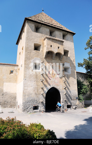 Das Osttor in den mittelalterlichen Mauern umgebene Stadt der Stadt Glurns in Val Venosta, Italienische Alpen Stockfoto