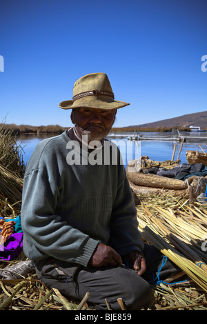 Auf schwimmenden Inseln Uros, ein Alter Mann, arbeiten, Puno, Altiplano, Titicaca-See, Desaguadero Fluß, Peru, Südamerika Stockfoto