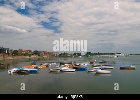 Emsworth Hafen an einem schönen Tag mit der Flut mit Booten von vielen Farben entlang der Uferlinie verankert Stockfoto