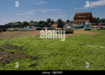 Emsworth Hafen an einem schönen Tag mit der Flut vor der Pantoffel-Segel-Club mit Algen für die Schindel Stockfoto