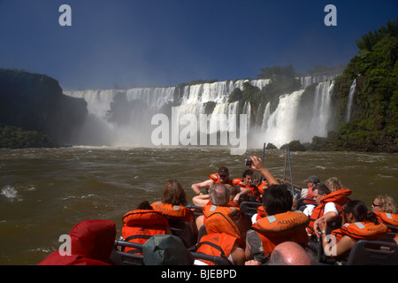 Gruppe von Touristen auf dem Schnellboot nähert sich Iguassu falls Wasserfälle Iguazu Nationalpark, Republik Argentinien, Südamerika Stockfoto