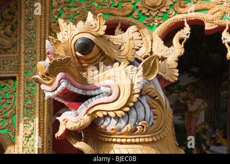 Die Naga, ein Thai Sympathieträger erscheint als eine Schlange oder Cobra außerhalb der Wat Chettawan, Chiang Mai Thailand Stockfoto