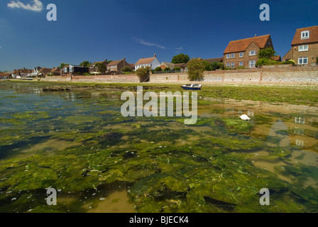 Emsworth Hafen an einem schönen Tag mit der Flut, enthüllt die alten Austernbänke entlang der Küstenlinie, mit Booten verankert Stockfoto