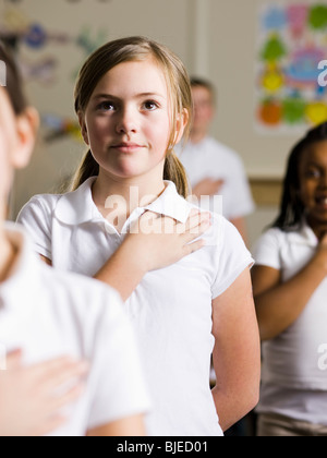 Mädchen sagen das Versprechen der Treue Stockfoto