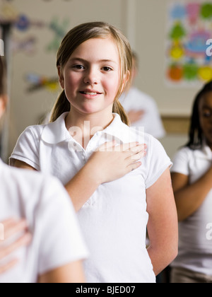 Mädchen sagen das Versprechen der Treue Stockfoto