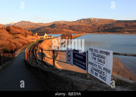 Barmouth Brücke führt die Bahnstrecke in Barmouth und können zu Fuß auf Zahlung einer Maut überquert werden. Cadair Idris ist darüber hinaus. Stockfoto