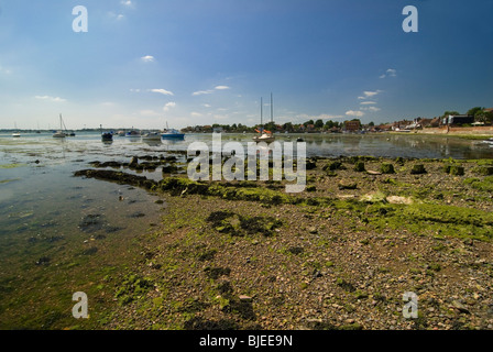 Emsworth Hafen an einem schönen Tag mit der Flut, enthüllt die alten Austernbänke entlang der Küstenlinie, mit Booten verankert Stockfoto