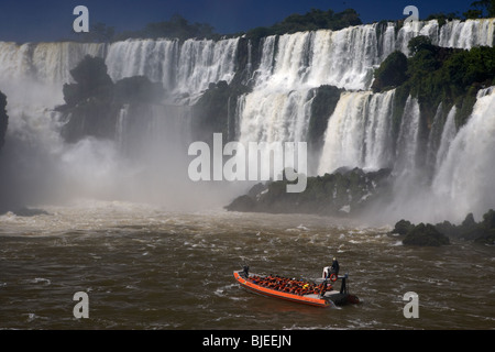 Touristen auf dem Schnellboot nähert sich die Wasserfälle in Iguazu Nationalpark, Republik Argentinien, Südamerika Stockfoto