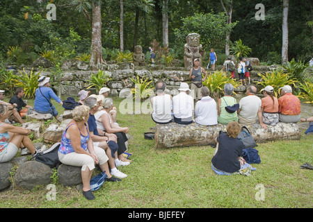 Gruppe von Touristen Vistiting polynesischen Ahnenfiguren, Puamau, Hiva Oa, Französisch-Polynesien Stockfoto