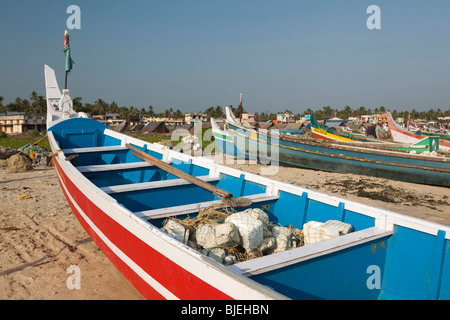 Indien, Kerala, Kollam, Thangassery Strand, Angelboote/Fischerboote im späten Nachmittag Licht Stockfoto