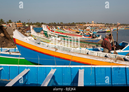 Indien, Kerala, Kollam, Thangassery Strand, Angelboote/Fischerboote im späten Nachmittag Licht Stockfoto