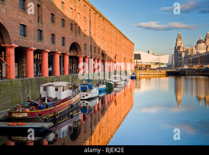 Das Albert Dock mit den drei Grazien in den Hintergrund, Liverpool, Merseyside, England, Vereinigtes Königreich Stockfoto