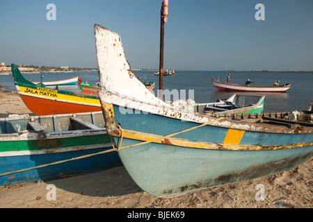 Indien, Kerala, Kollam, Thangassery Strand, Angelboote/Fischerboote im späten Nachmittag Licht Stockfoto