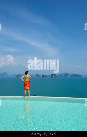 Frau stehend am Pool, sechs Sinne Evason Hideaway, Yao Noi, Thailand Stockfoto