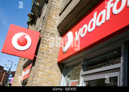 Melden Sie sich im Vodafone Store, London Stockfoto