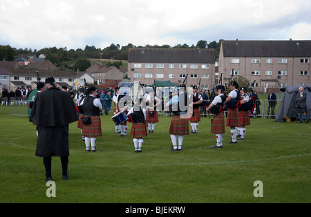 Pipe Band im Kreis Bildung im Wettbewerb bei den World Pipe Band Championships Cowal Highland Gathering Stockfoto