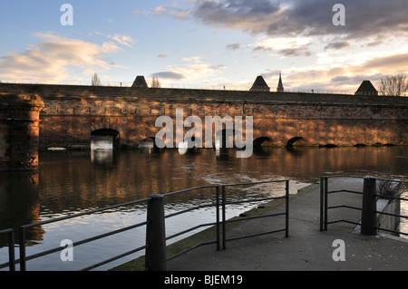 Sonnenaufgang über die Barrage Vauban, Straßburg, spiegelt sich in dem Museum für moderne Kunst Stockfoto