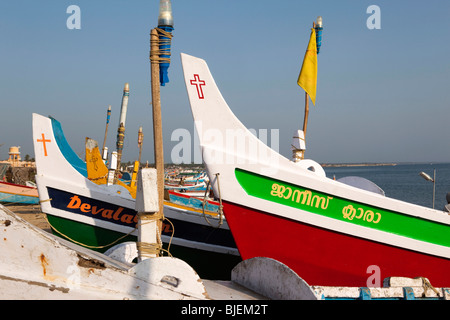 Indien, Kerala, Kollam, Thangassery Strand, Angelboote/Fischerboote im späten Nachmittag Licht Stockfoto