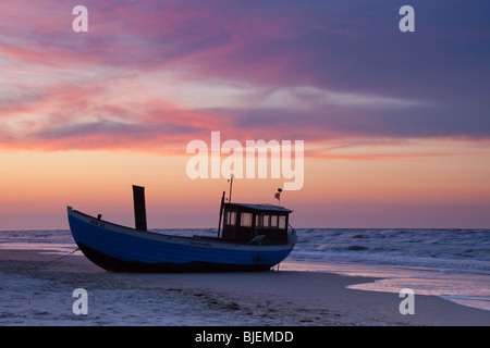 Angelboot/Fischerboot am Strand von Heringsdorf auf der Ostsee-Insel Usedom. Mecklenburg-Western Pomerania, Deutschland. Stockfoto