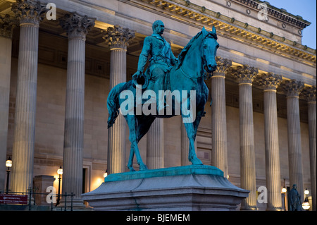 Statue von Prinz Albert vor St Georges Hall bei Nacht, Liverpool, Merseyside, England, UK Stockfoto