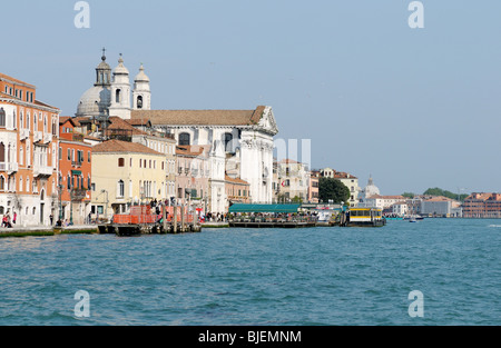 Kirche am Ufer eines Kanals, Venedig, Italien Stockfoto