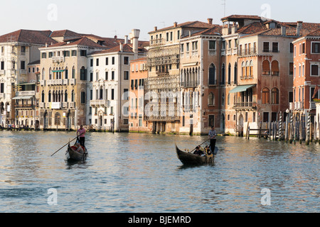 Zwei Gondeln an einem Kanal, Venedig, Italien Stockfoto