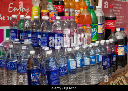 Indien, Kerala, Varkala, Tourist Shop verkaufen abgefülltes Wasser und alkoholfreie Getränke in PET-Flaschen Stockfoto