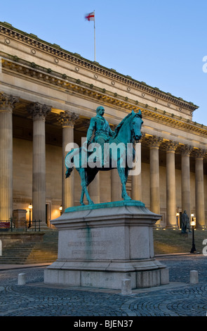 Statue von Prinz Albert vor St Georges Hall bei Nacht, Liverpool, Merseyside, England, UK Stockfoto