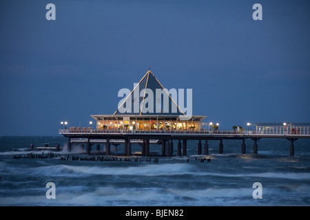 Das Vergnügen Pier von Heringsdorf auf der Ostsee-Insel Usedom im Abendlicht. Mecklenburg-Western Pomerania, Deutschland. Stockfoto