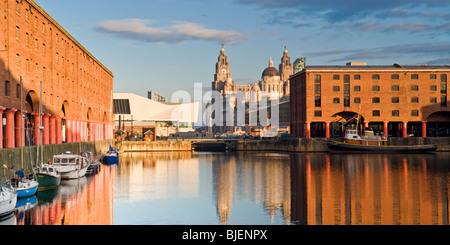 Das Albert Dock mit den drei Grazien in den Hintergrund, Liverpool, Merseyside, England, Vereinigtes Königreich Stockfoto