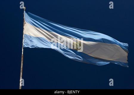 große argentinische Flagge im Wind gegen einen blauen Himmel der Republik Argentinien, Südamerika Stockfoto