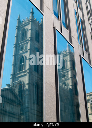 Die Basilika Notre Dame de Montreal spiegelt sich im Fenster eines Gebäudes in Vieux (alte) Montreal, Quebec Kanada Stockfoto