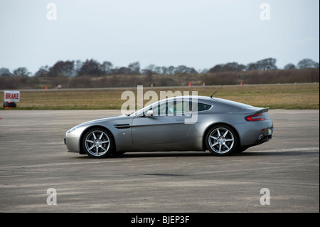 Aston Martin DB9, erleben auf einer Strecke fahren UK Stockfoto