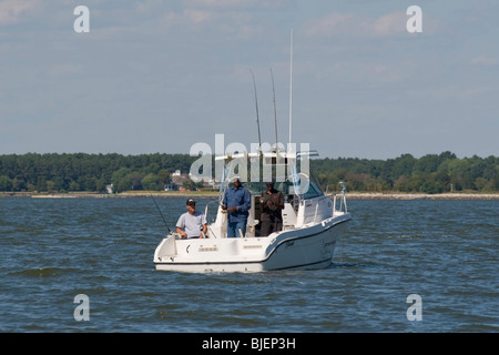 Drei Männer verankert und Fischen aus ihrem Motorboot Stockfoto