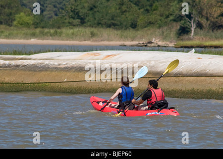 Kanuten paddeln Sie Westend von Knapps Narrows Tilghman Insel an der Chesapeake Bay Stockfoto