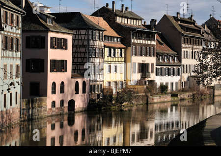 mittelalterliche Gebäude spiegelt sich in dem Fluss Ill, Straßburg, Frankreich Stockfoto