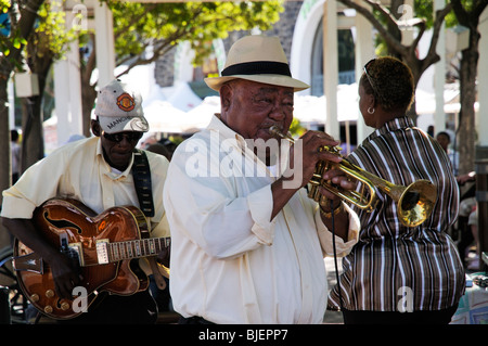 Abie Thomas eine afrikanische Straßenmusiker spielen einer Trompete auf die V & A Waterfront in Kapstadt Südafrika Stockfoto