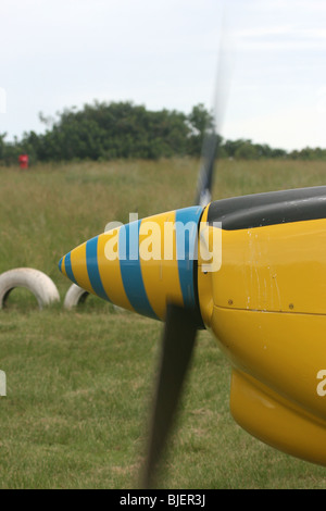 Ein Fuji FA200 Aero Subaru einmotorigen Kunstflug Flugzeug Propeller drehen als es bekommt bereit zum abheben. Stockfoto