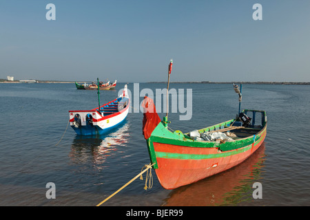 Indien, Kerala, Kollam, Thangassery Strand, Angelboote/Fischerboote im seichten Wasser am späten Nachmittag Stockfoto